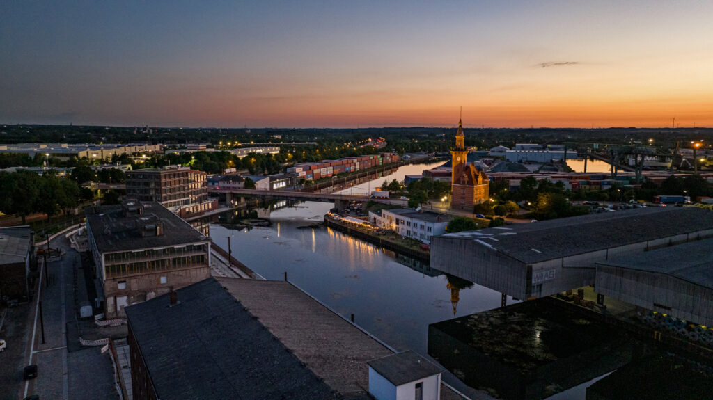 Der Dortmunder Hafen bei Abenddämmerung