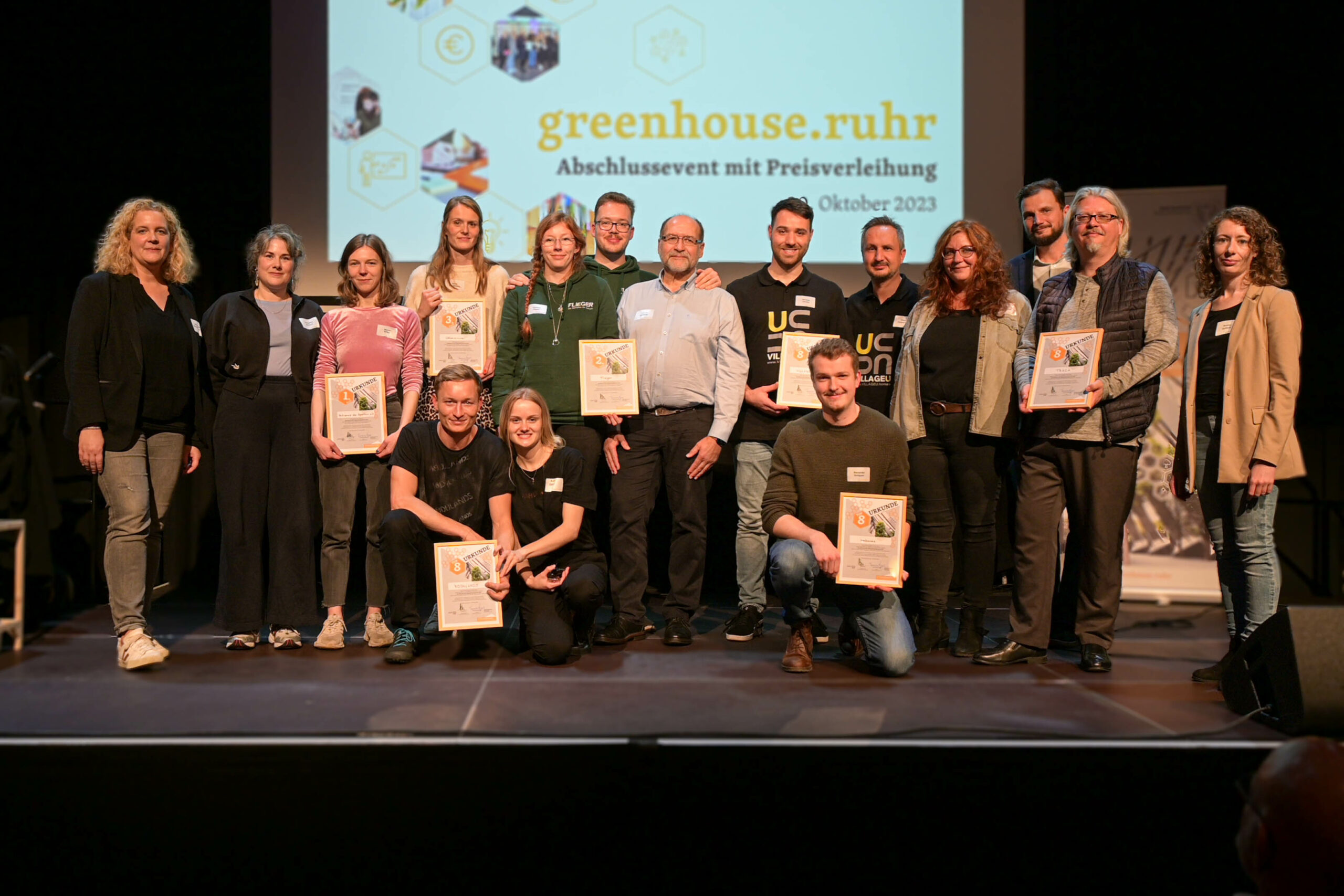Gewinnerinnen und Gewinner des greenhouse ruhr Programms auf der Bühne